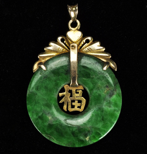 翡翠|干青种翡翠色彩浓郁,因为质地粗超档次低,所以是中低档翡翠