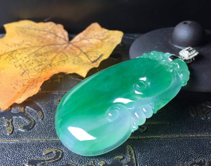 翡翠|干青种翡翠色彩浓郁,因为质地粗超档次低,所以是中低档翡翠