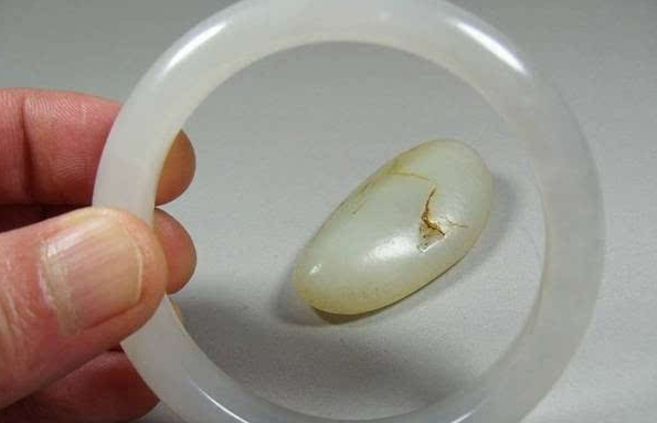 |被称为无价之宝的和田玉,佩戴的时间久了,上面为何有发黄迹象?