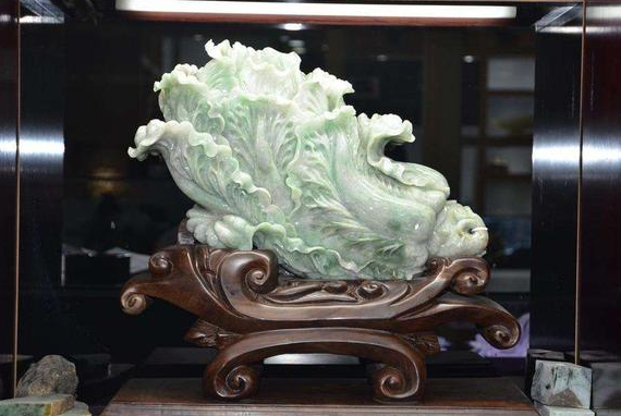 翡翠|买翡翠摆件之前，这些种类和内涵你要清楚，不同摆件特色不同