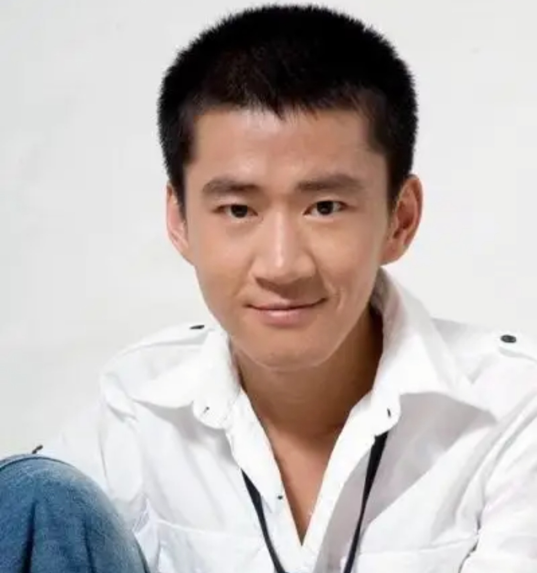 李嘉明|?曾经也是比较知名的演员,现在却在街边卖水果,境遇真的这么惨了吗?