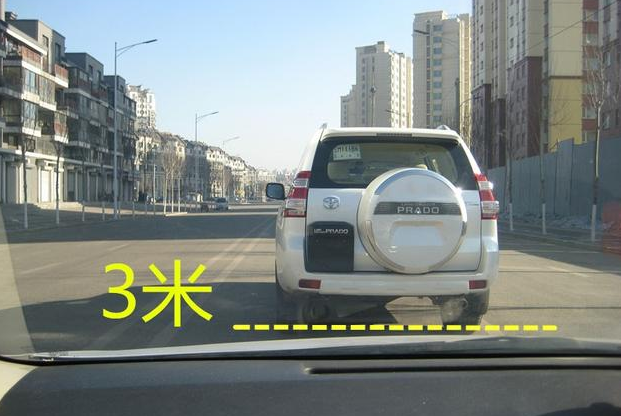 新手司机判断车辆四周距离的方法，避免发生剐蹭