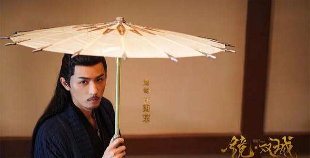 李易峰|《镜.双城》男配均是大高个，李易峰身高受争议，网友晒图发问