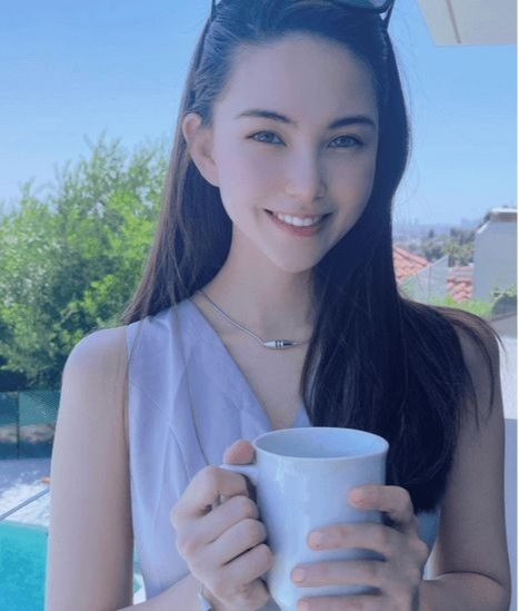 周杰伦|昆凌罕晒夫妻合照!素颜现身庆祝新年,周杰伦大胡子依偎老婆身边