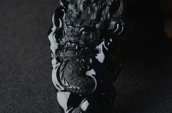 翡翠|一黑一白，简单的颜色出现在翡翠饰品身上，却变得不这么平庸