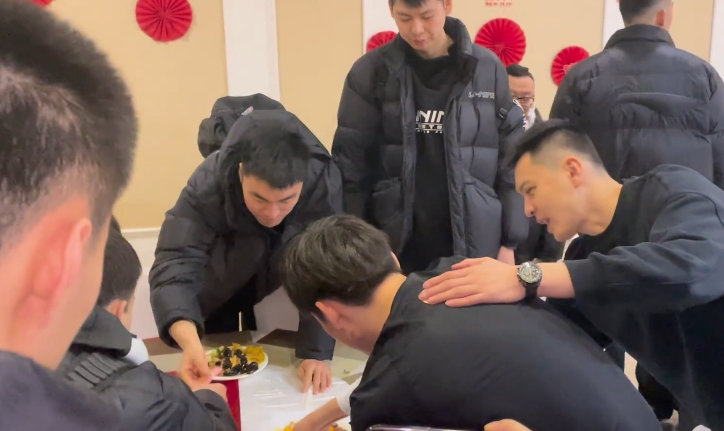 辽宁男篮|辽篮天才庆生！付豪最积极，弗格直接打人，杨鸣张镇麟迅速逃离