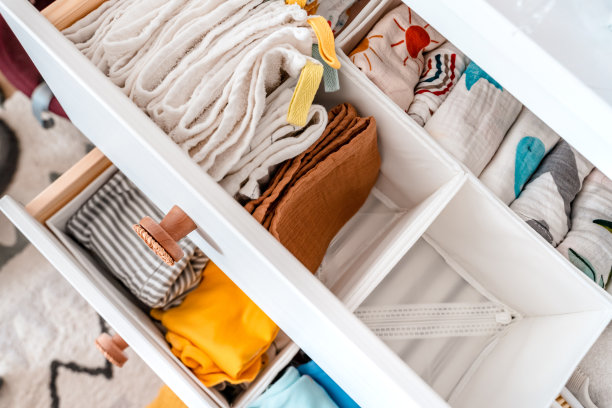 家里衣柜打扫的小技巧，不用担心会落灰，实在是太好用了