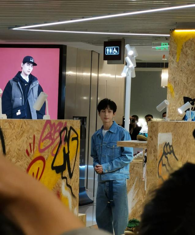 成毅|31岁的成毅，脱离古装滤镜，生图下的活动照长这样