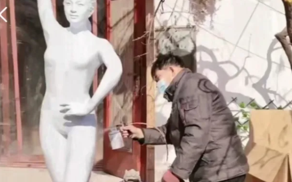 朱之文|大衣哥曾最爱美女雕塑,就这样被无情地推倒在地,抛弃了?