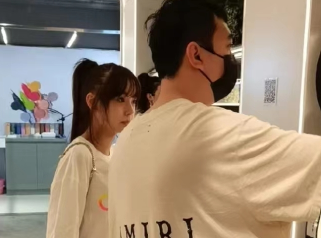 王思聪|王思聪疑再换新女友，带女网红逛宠物店，被赞真人白净帅气