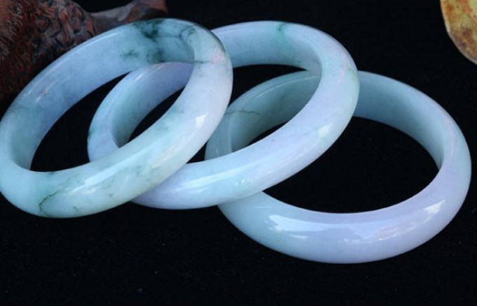 玉雕|买翡翠手镯之前，一定要注意价格的区别，收藏佩戴都可