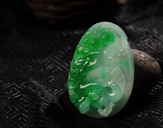 翡翠|翡翠寓意那么多,那些喜欢做生意的女强人,适合佩戴什么样的翡翠