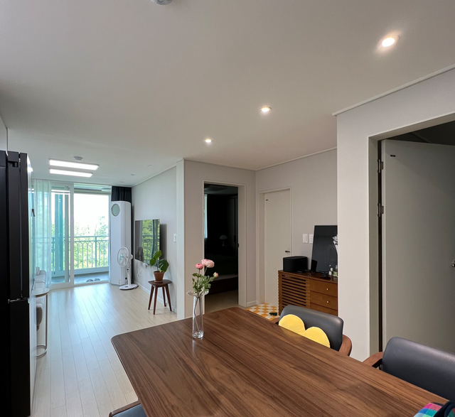 80㎡二手房，客厅不放茶几，阳台连下水管也不包，舒适最重要！