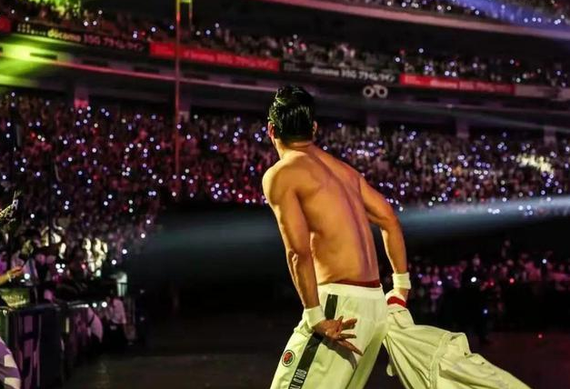 林志玲|林志玲老公演出现场脱衣!秀腹肌一身腱子肉,林志玲透露婚姻现状