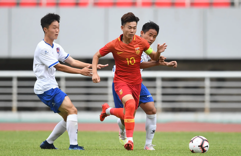 何小珂|2-0、2-0！狂造3球、绝杀，国青队长闪耀欧洲：稳夺冠+升级+连胜