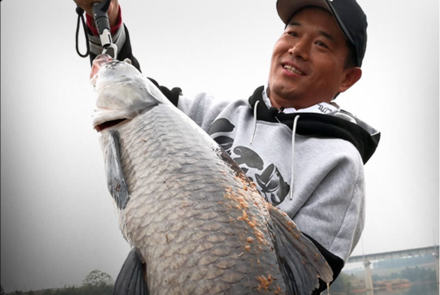 |5条鲢鳙换1根大火腿!钓王邓刚成功“盘哭”老板,网友:演技不错