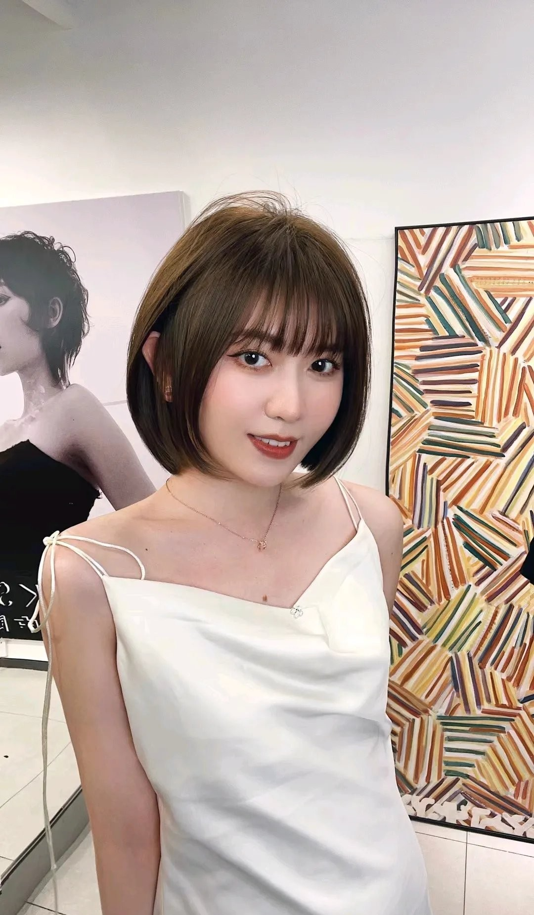 发型 烫卷染色就是不一样，换发型这样做就对了。