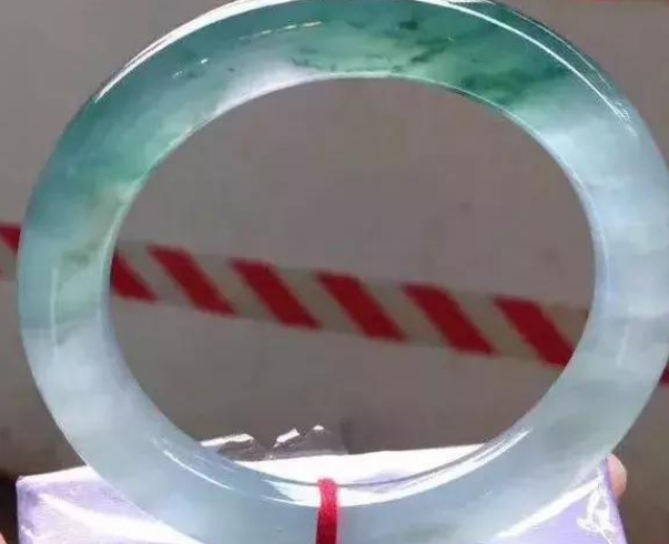 翡翠手镯|喜欢收藏的人,会把翡翠视为珍宝,可为何市场上用纸包手镯?