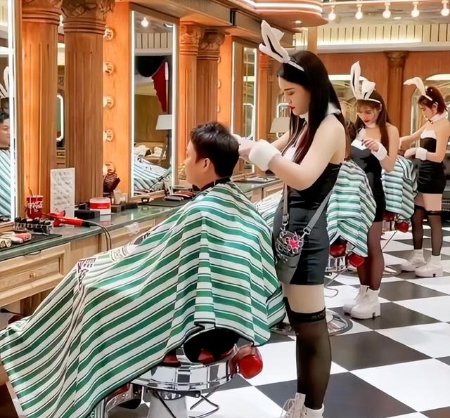 某地一理发店回顾:店员统一制服上班,顾客排队前来,网友:我也要去!