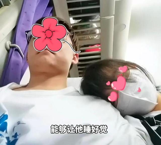 男子坐火车被陌生女孩借肩睡觉,肩膀都被压麻了,感觉很开心