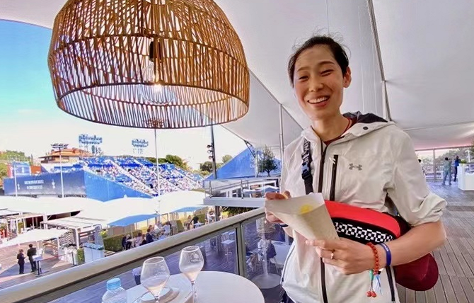 朱婷|暖心！朱婷登热搜榜，蔡斌保留中国女排2号，海外养伤近况曝光