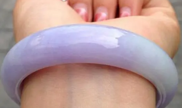 翡翠手镯|一对紫罗兰翡翠手镯，竟拍卖出1.9亿价格，究竟有何魅力？