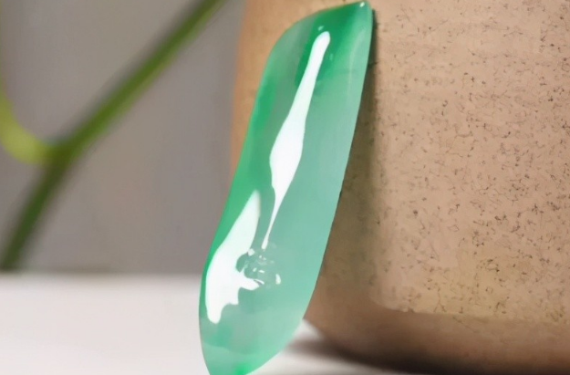 翡翠|翡翠的鉴定方法:可以靠肉眼看颜色,来鉴定翡翠的真假