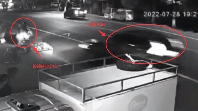 悲哀!江西一辆越界越界撞倒一辆电瓶车致母亲死亡,一对龙凤胎受伤