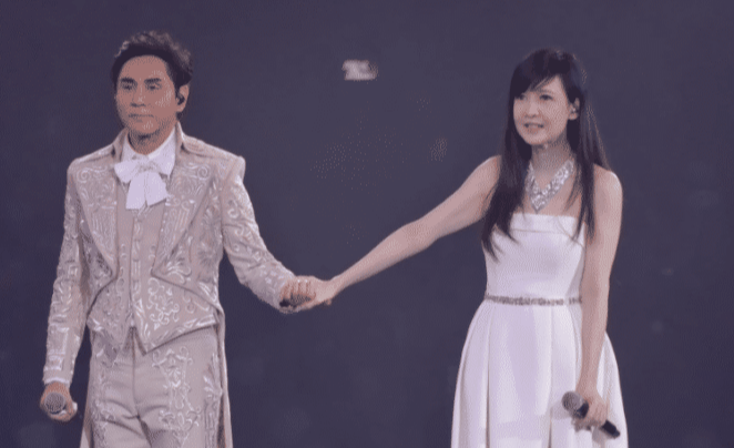 周慧敏|周慧敏现身演唱会！54岁穿露背装大秀身材，网友：我还想娶她