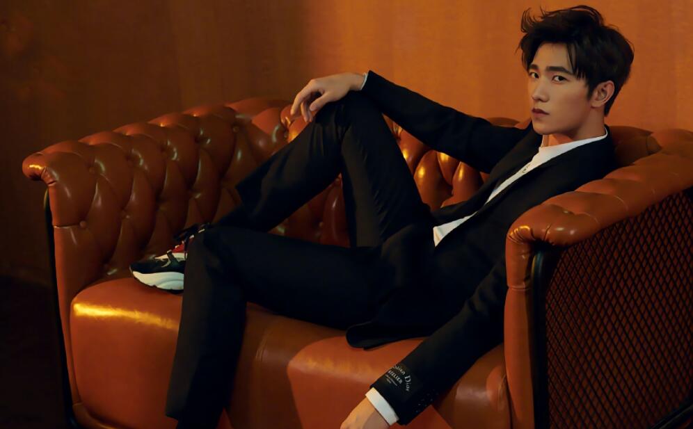 杨洋|他曾是军艺校草,出道后一共有过5段绯闻,网友:你不说我也猜出来了!