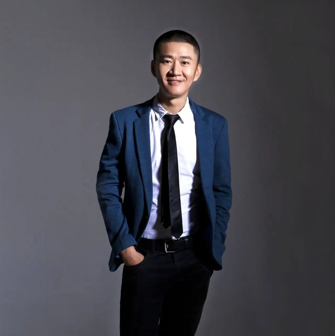 李嘉明|?曾经也是比较知名的演员,现在却在街边卖水果,境遇真的这么惨了吗?