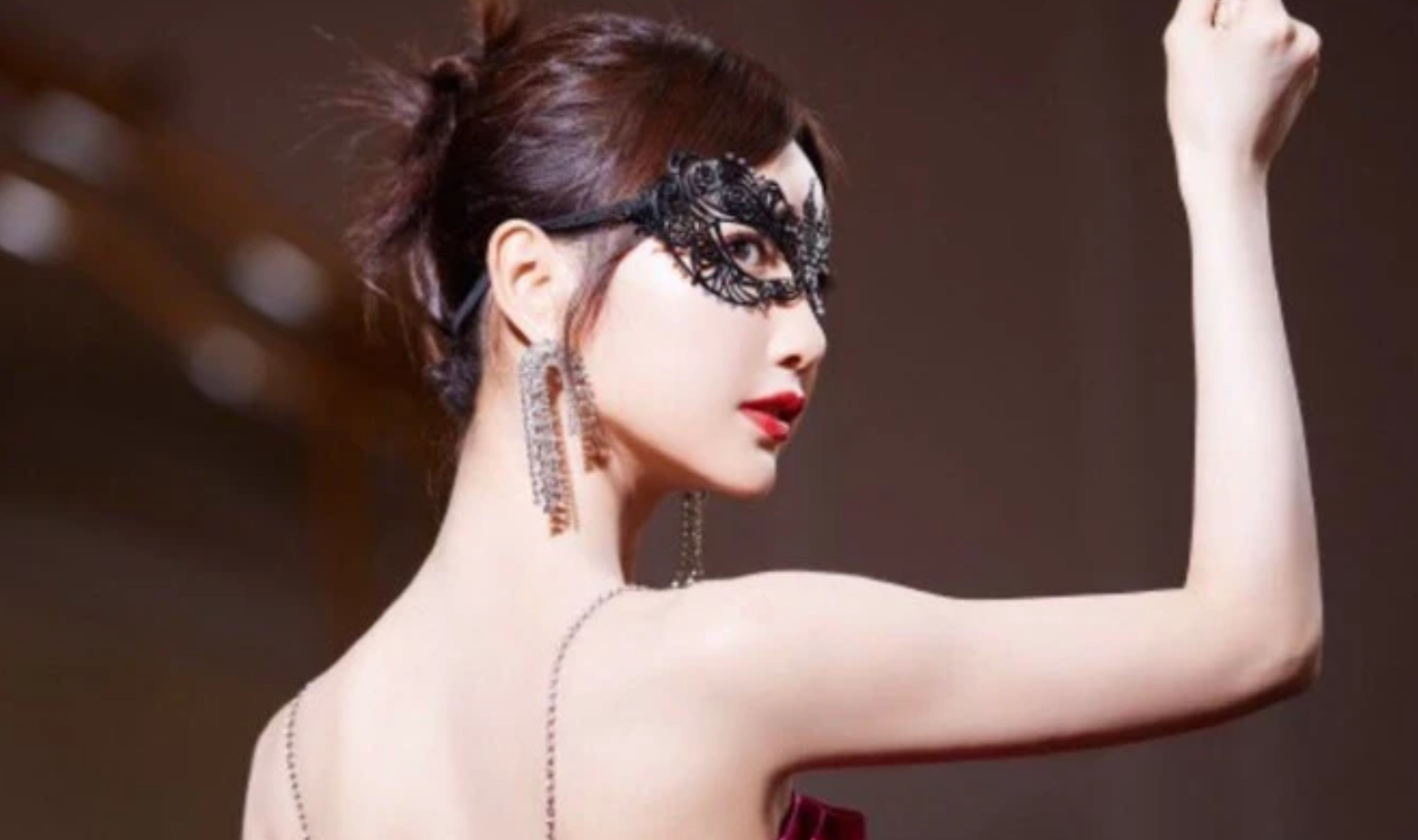 毛晓彤|舞台上和精灵一般灵动,舞姿动人的毛晓彤,每个动作都赏心悦目