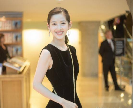 章泽天|章泽天真人长啥样？路人镜头才是照妖镜，网友：终于理解强哥