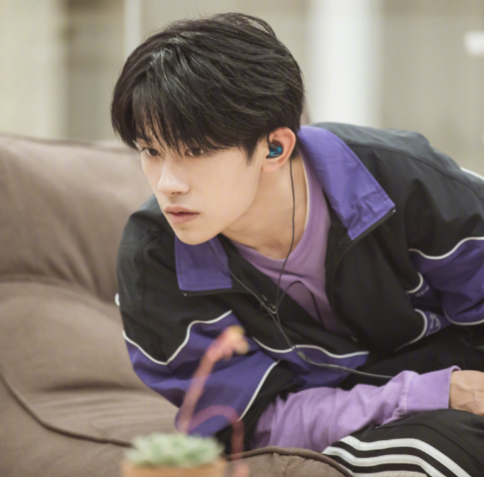 周杰伦|易烊千玺：人红是非多，因考上国家编制被黑，如今官方已澄清