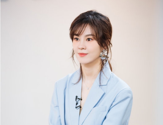 郁可唯|郁可唯:出道多年不温不火,因唱错词走红网络,救场方式让人服气