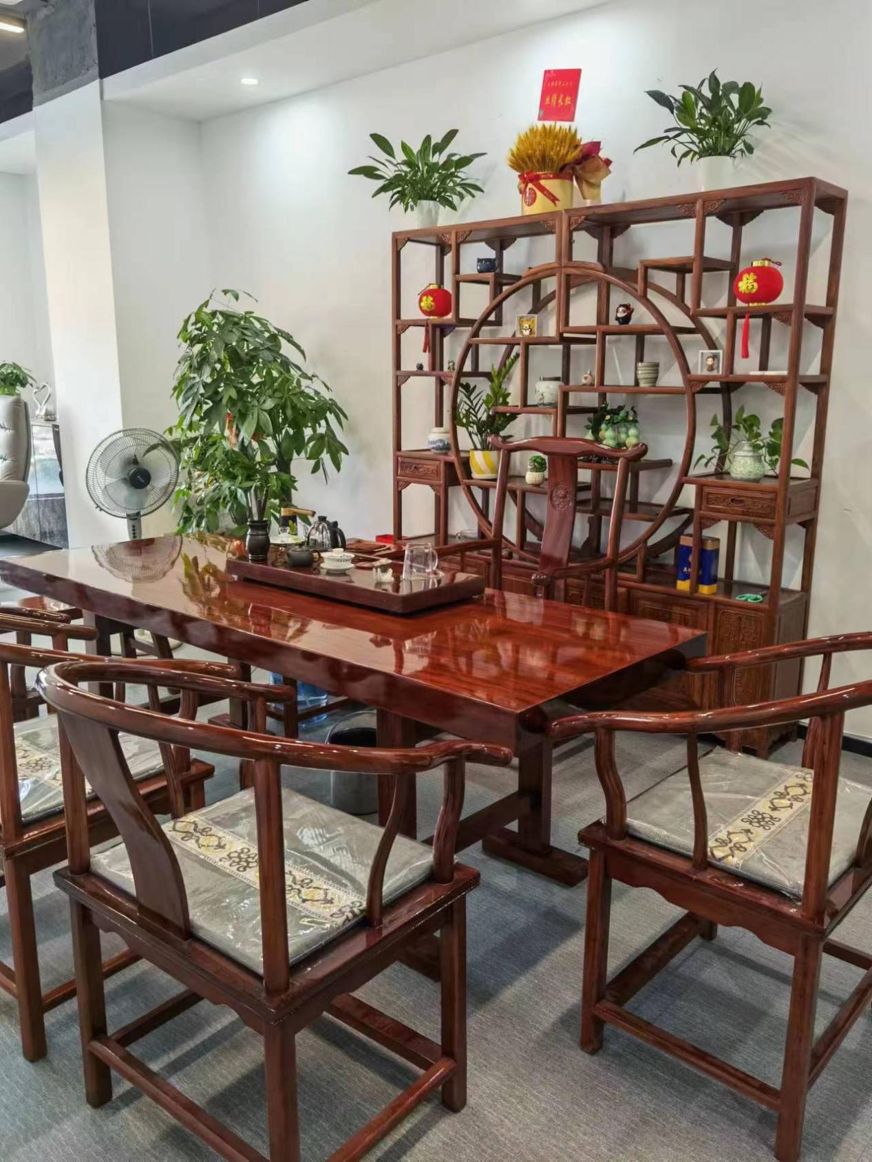 还在用传统的实木桌子吗?整块木头的实木大板桌了解下