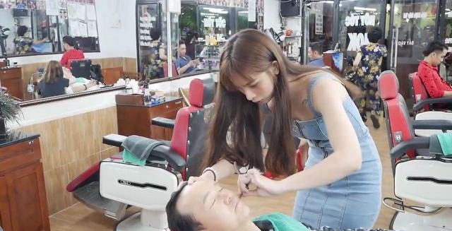 某地一理发店回顾:店员统一制服上班,顾客排队前来,网友:我也要去!
