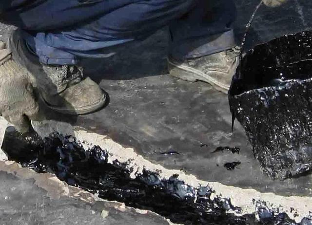 外墙漏水,在外墙外侧刷什么漆?内侧刷什么漆?怎么根治?