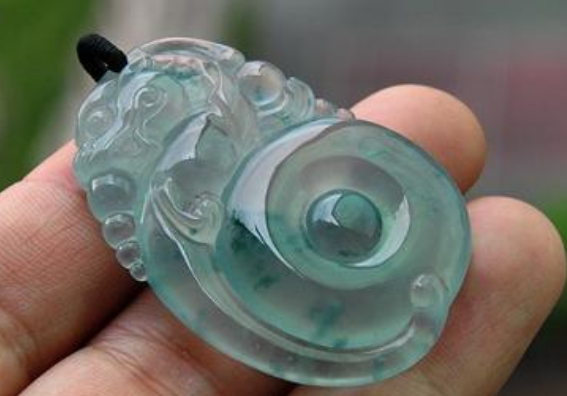 翡翠|如何正确挑选翡翠?是看颜色还是看雕刻工艺?都很重要