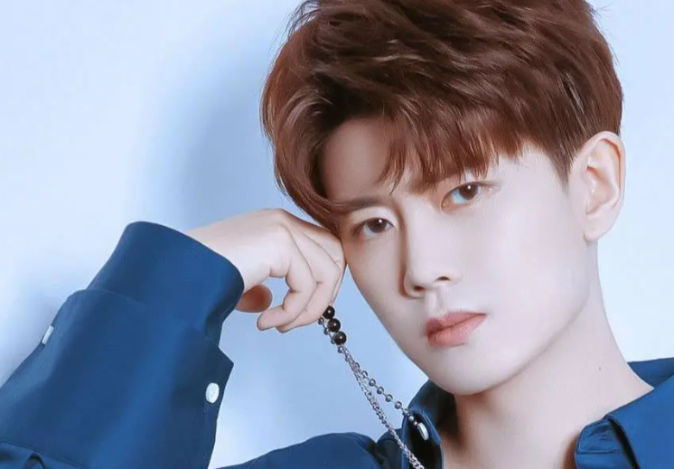 任嘉伦|任嘉伦：事业上升期宣布恋情，坚定自己的选择。