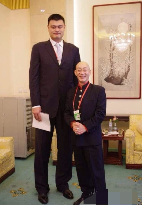 姚明|姚明结婚后，体重飙升到了400斤，老婆叶莉直言：特怕被压到！