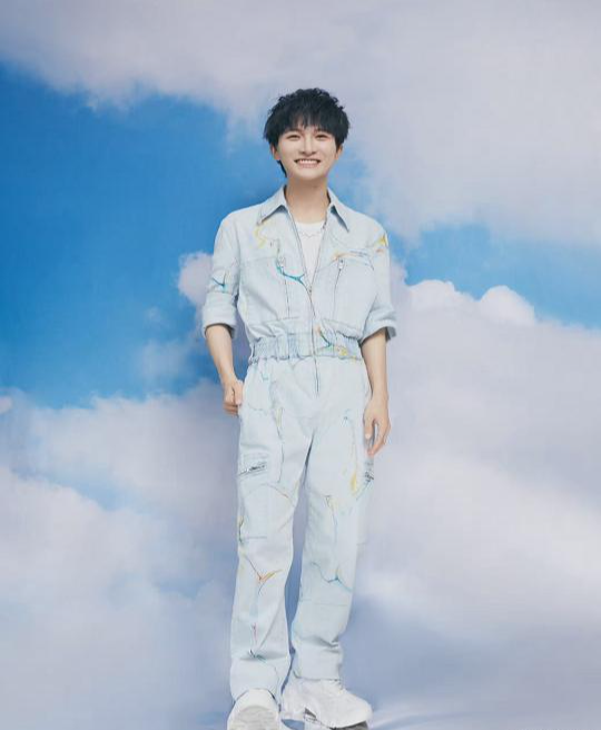 虞啸卿|周深：《梦想指路》向未来，北京冬奥会闭幕之际用歌声之际运动员