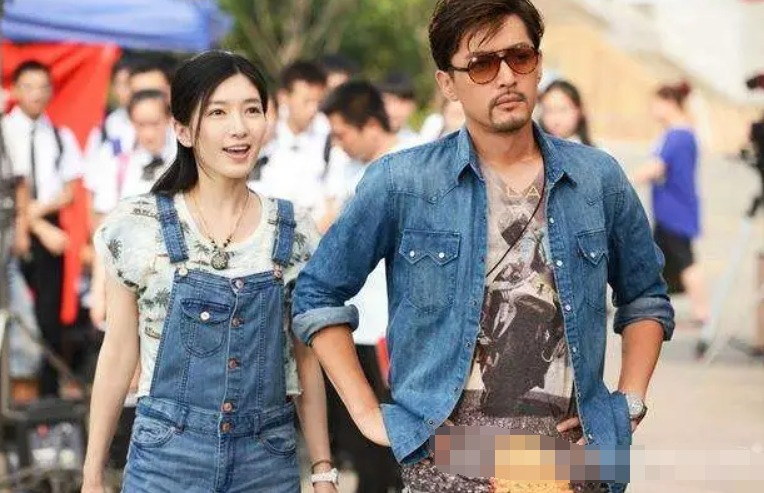 胡歌|胡歌近况登上热搜:在停车场给车充电,手拎塑料袋太低调