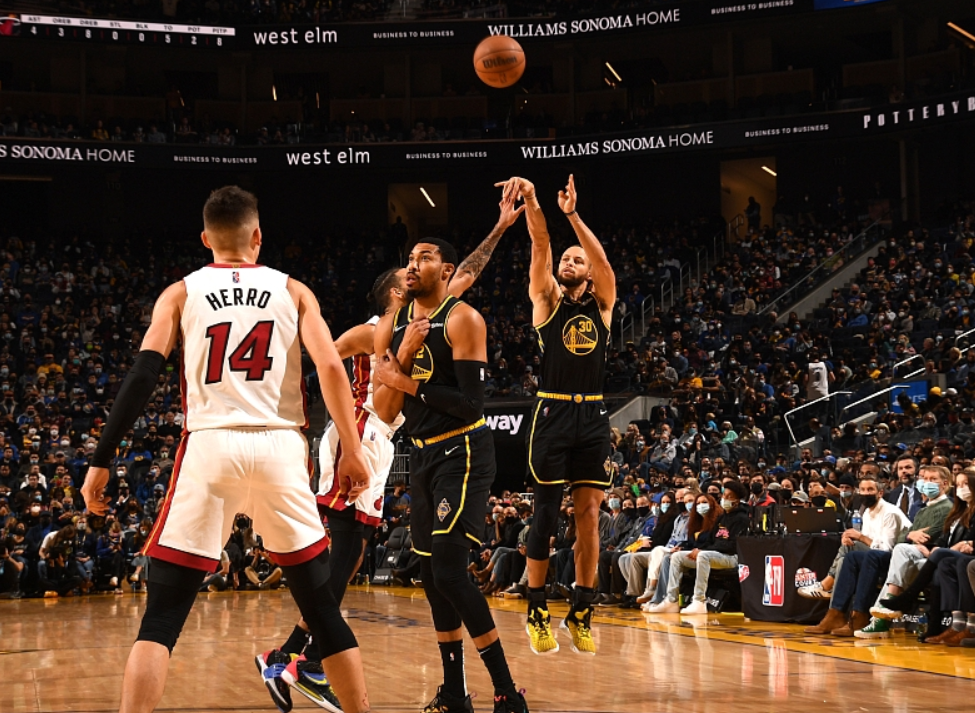 勇士隊|勇士力克熱火，庫里僅17中3！普爾維金斯挺身而出，科爾收獲滿滿