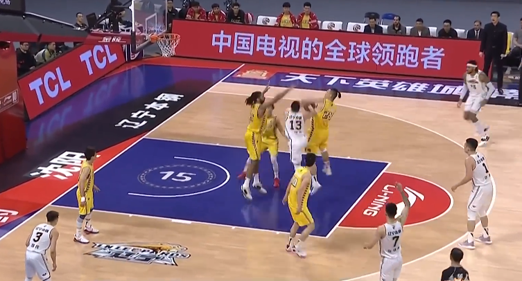 鹈鹕队|消极防守！郭艾伦被许钟豪摘帽，回防慢吞吞，杨鸣手口并用教导
