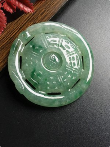 翡翠|太极生两仪，两仪生四象，四象生八卦。这样的翡翠八卦你见过吗？