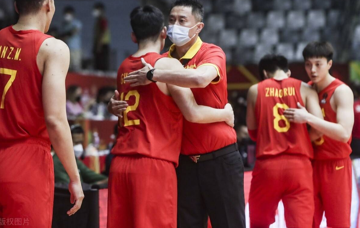 中国男篮|下午2点，国际篮联压哨喜讯，球迷沸腾了