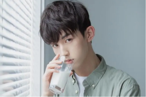 郭俊辰|长相阳光帅气的郭俊辰，刚出道就有自己的工作室，真是太了不起了