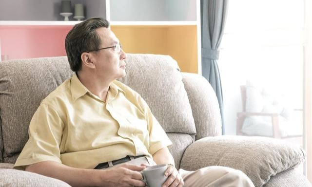 64岁大妈请男保姆养老,捂紧50万存款谁也不给,儿媳:你长点心吧