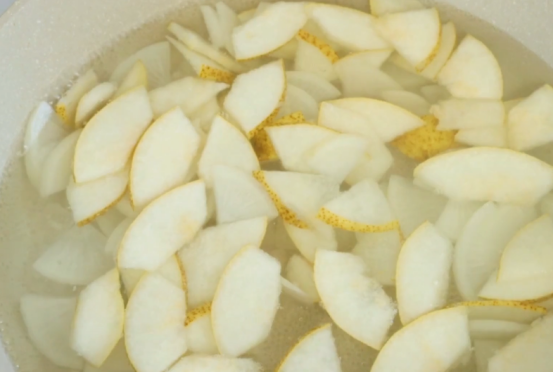 “阳”了之后嗓子干痒不舒服,教你2款养生汤,润肺止咳还补水,越喝越舒服